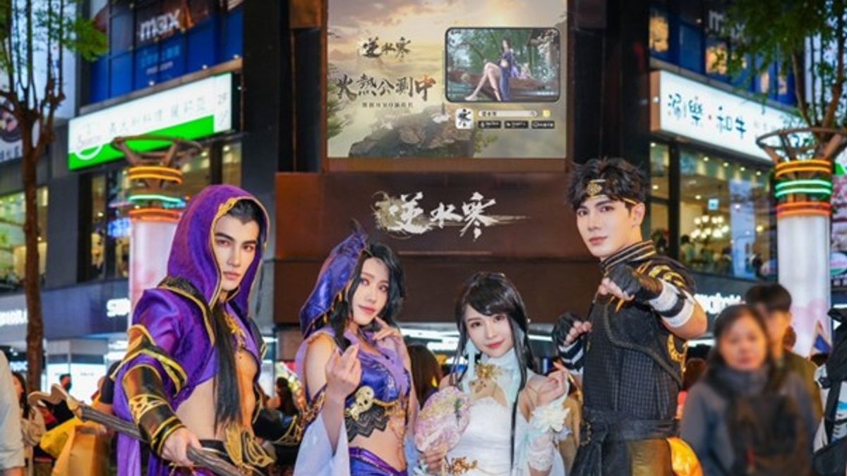 下載榜第一的《逆水寒》邀請人氣Coser,在西門町捷運出口化身玩家。(圖/逆水寒提供) 下載榜第一的《逆水寒》邀請人氣Coser,在西門町捷運出口化身玩家。(圖/逆水寒提供)