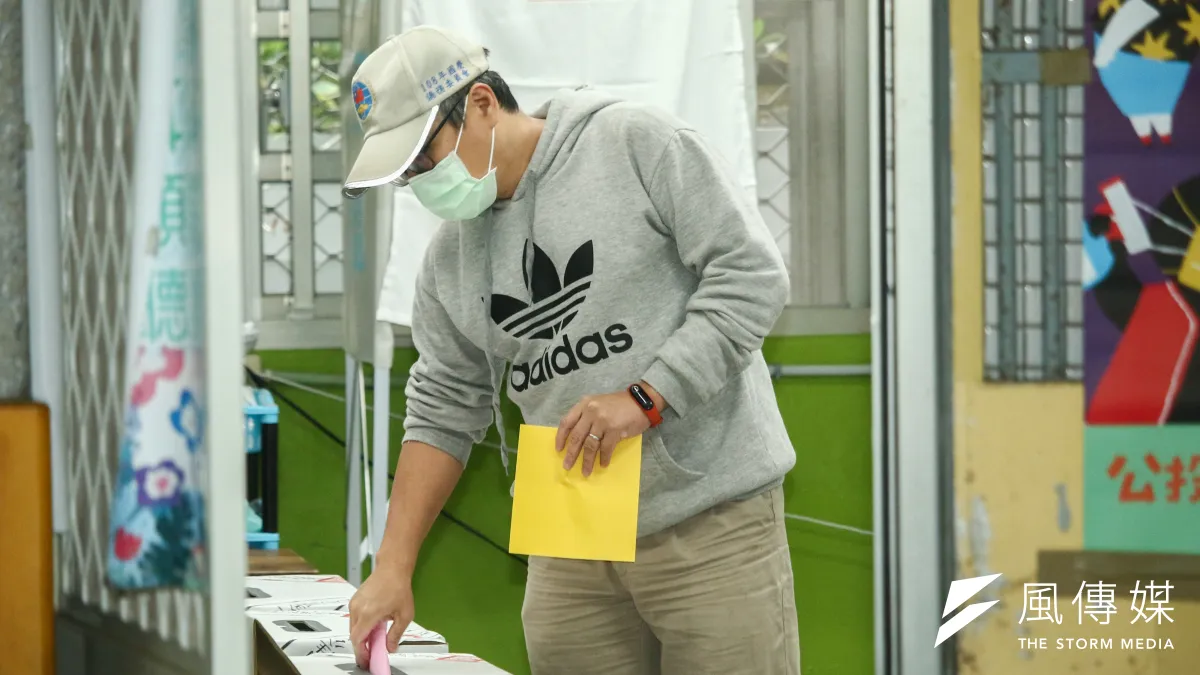 全國公民投票,圖為民眾至秀朗國小投票。(資料照,蔡親傑攝)