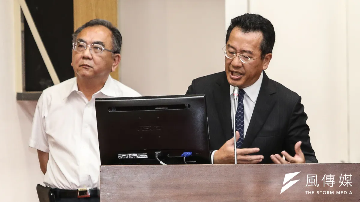 金管會主委顧立雄(右)、住宅地震保險基金董事長陳明仁(左)今於立法院財政委員會備詢。(顏麟宇攝)