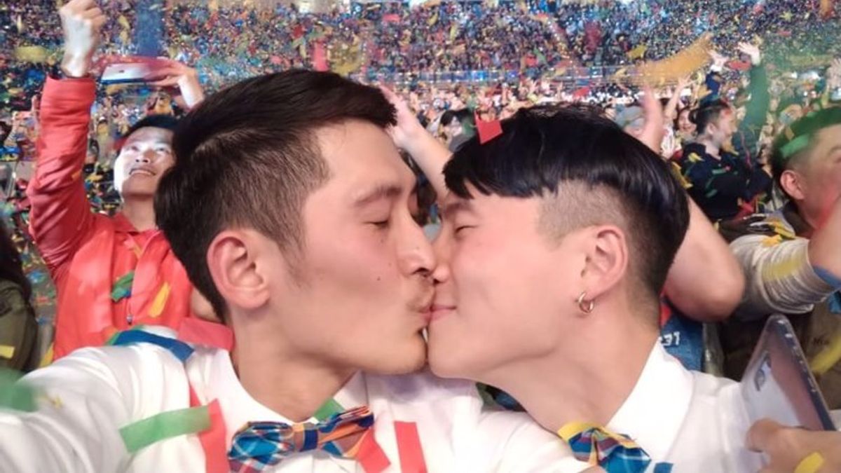 婚姻平權大平台16日表示,目前已邀到在蔡健雅演唱會中一舉求婚成功的人氣男同志情侶小銘與小玄,於5月24日當天於台北市信義區戶政事務所登記。(婚姻平權大平台提供) 婚姻平權大平台16日表示,目前已邀到在蔡健雅演唱會中一舉求婚成功的人氣男同志情侶小銘與小玄,於5月24日當天於台北市信義區戶政事務所登記。(婚姻平權大平台提供)