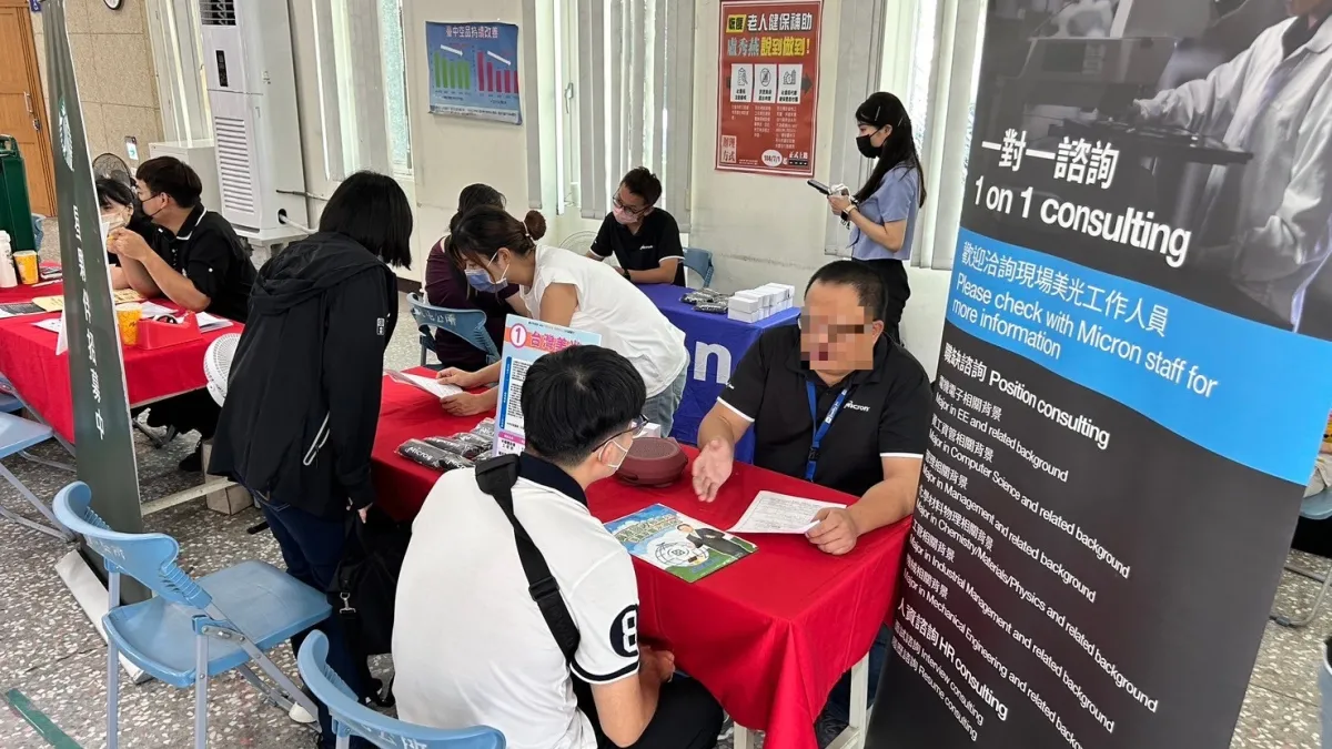 中市政府勞工局2日在北屯區舉辦「富市台中 就業成功」徵才活動-科技公司人資現場說明工作內容及薪資福利。(圖/台中市政府)