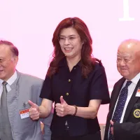 国民党の鄭麗文主席(中央)は、2028年掃討戦での政権奪還に100%の自信を持っていると語った。(顔麟宇撮影) 国民党の鄭麗文主席(中央)は、2028年掃討戦での政権奪還に100%の自信を持っていると語った。(顔麟宇撮影)