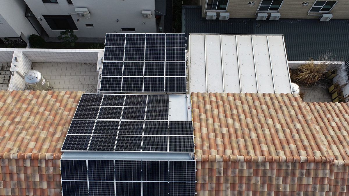 嘉義縣政府推廣「綠能屋頂全民參與」,協助民眾在合法建物設置屋頂型太陽光電。(圖/嘉義縣政府經發處提供) 嘉義縣政府推廣「綠能屋頂全民參與」,協助民眾在合法建物設置屋頂型太陽光電。(圖/嘉義縣政府經發處提供)