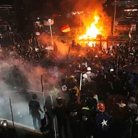 2025年8月29日、インドネシアのジャカルタにおいて、国会議員の自己利益を図る行為に抗議する学生と機動隊が衝突し、配送員1名の死亡を契機に全国的な大規模暴動に発展した。(写真/AP通信提供) 2025年8月29日、インドネシアのジャカルタにおいて、国会議員の自己利益を図る行為に抗議する学生と機動隊が衝突し、配送員1名の死亡を契機に全国的な大規模暴動に発展した。(写真/AP通信提供)