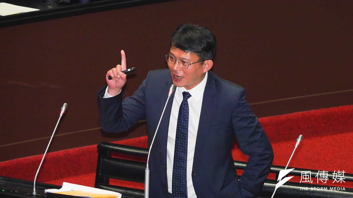 行政院長陳建仁今(20)日赴立法院施政報告並備詢,民眾黨立委黃國昌(見圖)首先上台質詢。(蔡親傑攝) 行政院長陳建仁今(20)日赴立法院施政報告並備詢,民眾黨立委黃國昌(見圖)首先上台質詢。(蔡親傑攝)