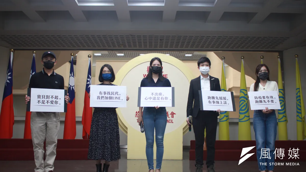 台北市議員邱威傑(左一)、黃郁芬、林亮君、苗博雅及吳沛憶宣示自主停止跑攤及出席群聚活動。(方炳超攝)