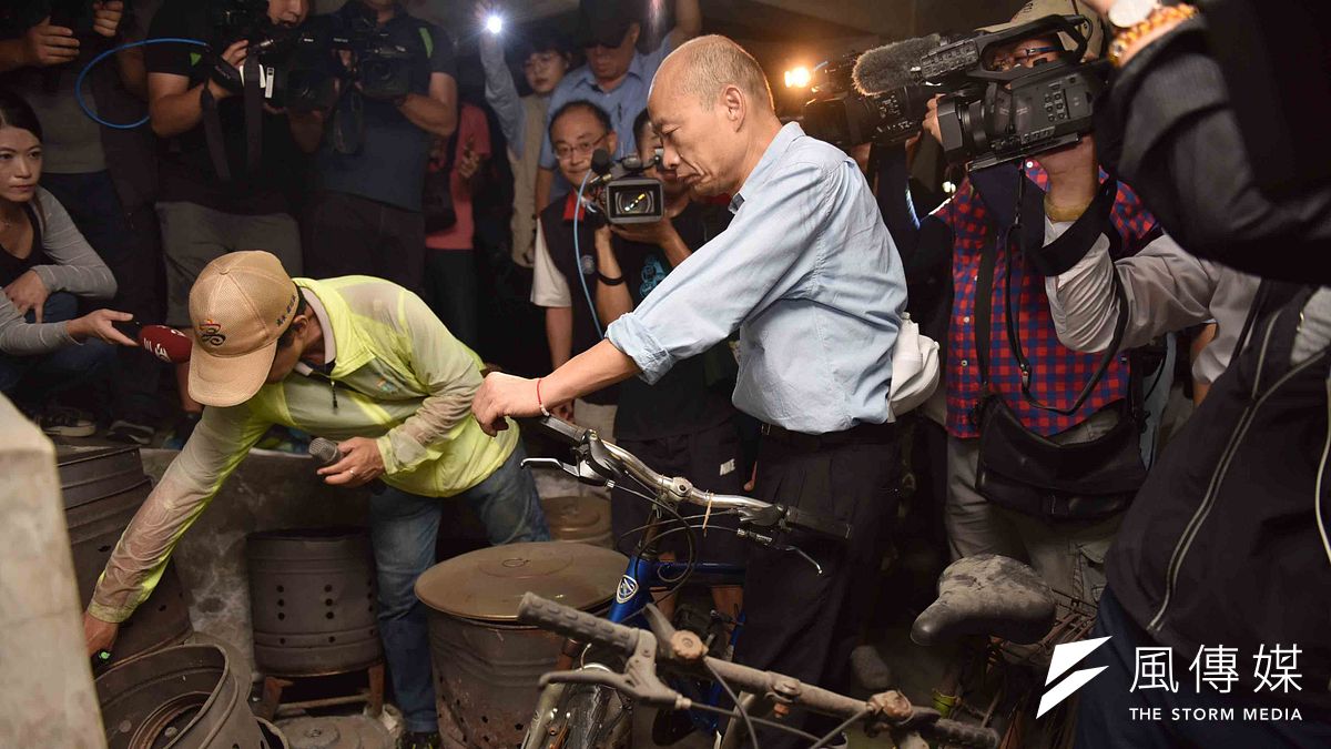 高雄市長韓國瑜日前率防疫團隊視察三民區安吉里登革熱防治作為。(資料照,徐炳文攝) 高雄市長韓國瑜日前率防疫團隊視察三民區安吉里登革熱防治作為。(資料照,徐炳文攝)