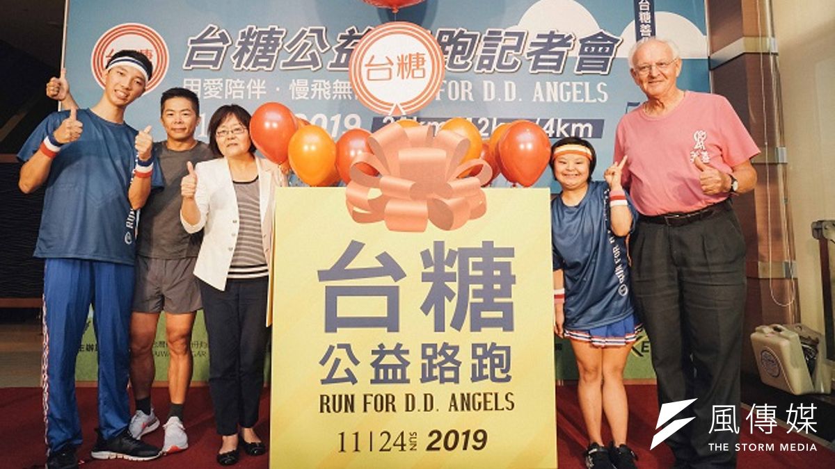 台糖公司副總經理顧孝柔(左三)攜手林義傑宣告公益路跑開放報名。(圖/徐炳文攝) 台糖公司副總經理顧孝柔(左三)攜手林義傑宣告公益路跑開放報名。(圖/徐炳文攝)