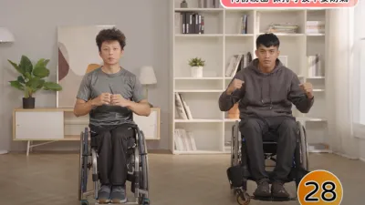 為鼓勵輪椅族在家也能規律運動提升健康,國健署特委請專家設計示範17分鐘的「輪椅族身體活動訓練」影片。(取自國健署「輪椅族身體活動訓練」YouTube影片)