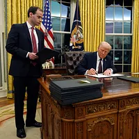 2025年1月20日、アメリカのトランプ大統領がホワイトハウスの大統領執務室で行政命令に署名し、アメリカの世界保健機関(WHO)からの脱退を表明した。(AP通信) 2025年1月20日、アメリカのトランプ大統領がホワイトハウスの大統領執務室で行政命令に署名し、アメリカの世界保健機関(WHO)からの脱退を表明した。(AP通信)