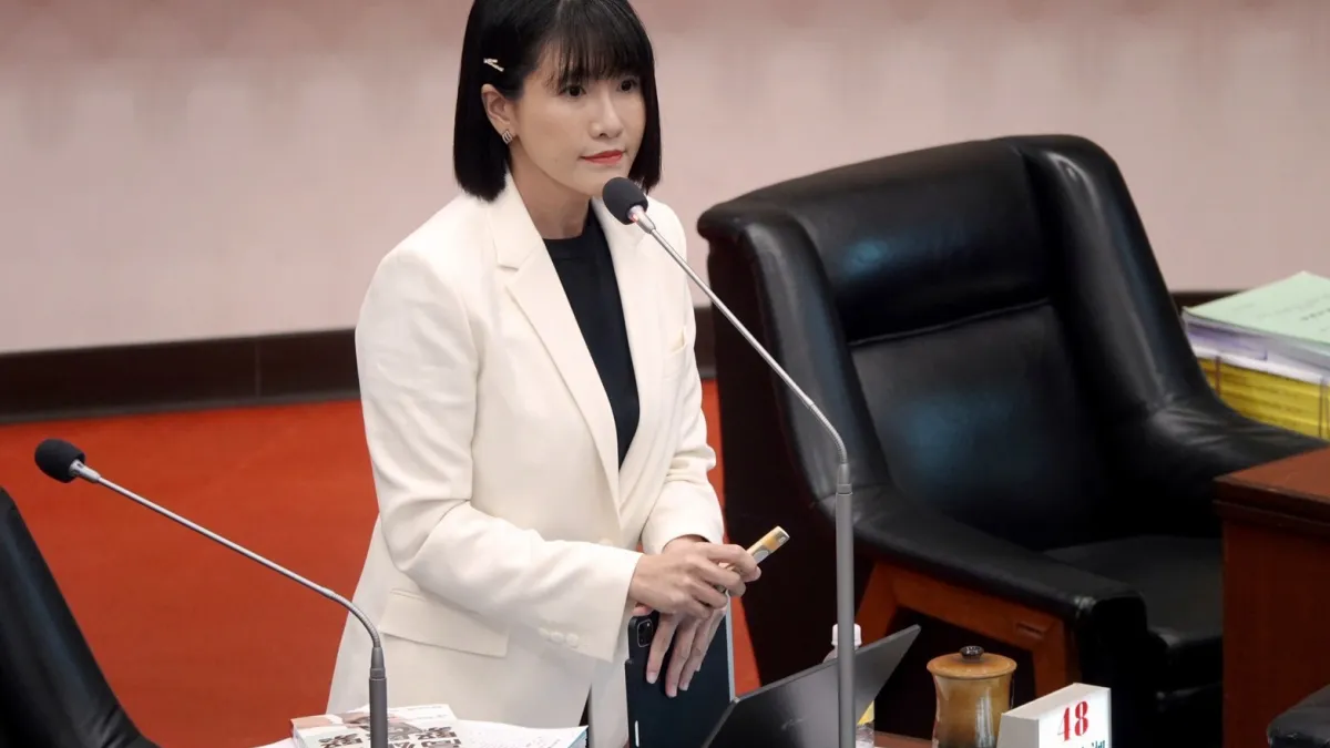 市議員鄭孟洳肯定市府團隊六年多來推動城市轉型的成果,並肉品市場轉型及民族社區都市更新,要求市府在市長陳其邁卸任前提出具體進度。(圖/鄭孟洳服務處提供)