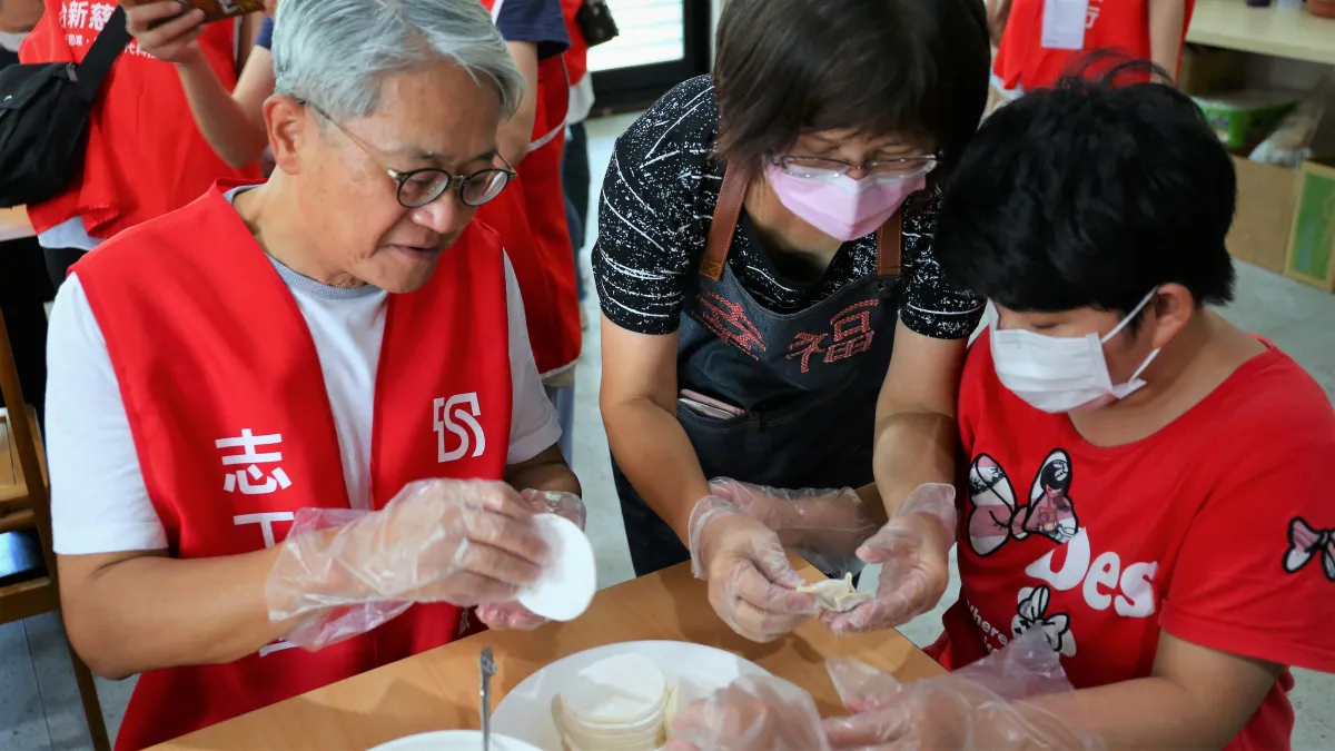 防疫不忘送關懷,台新志工日,台新金董事長吳東亮(左一)與幸福憨兒包水餃同樂。(台新銀行公益慈善基金會提供)