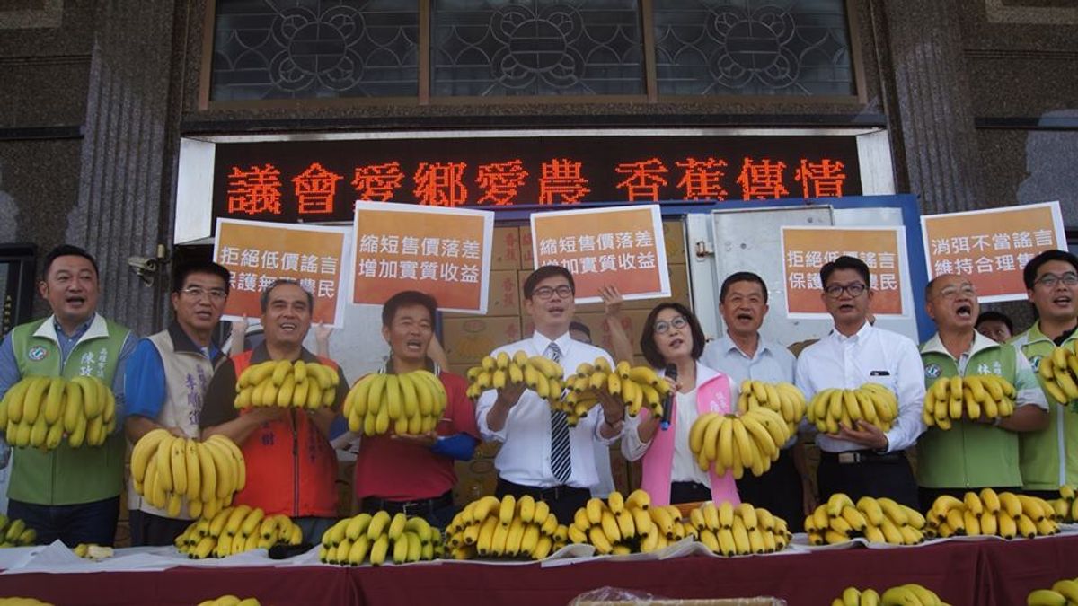 民進黨高雄市長參選人陳其邁今(6)日出席活動力挺蕉農,呼籲農委會提高香蕉次級品收購價格。(取自陳其邁臉書) 民進黨高雄市長參選人陳其邁今(6)日出席活動力挺蕉農,呼籲農委會提高香蕉次級品收購價格。(取自陳其邁臉書)