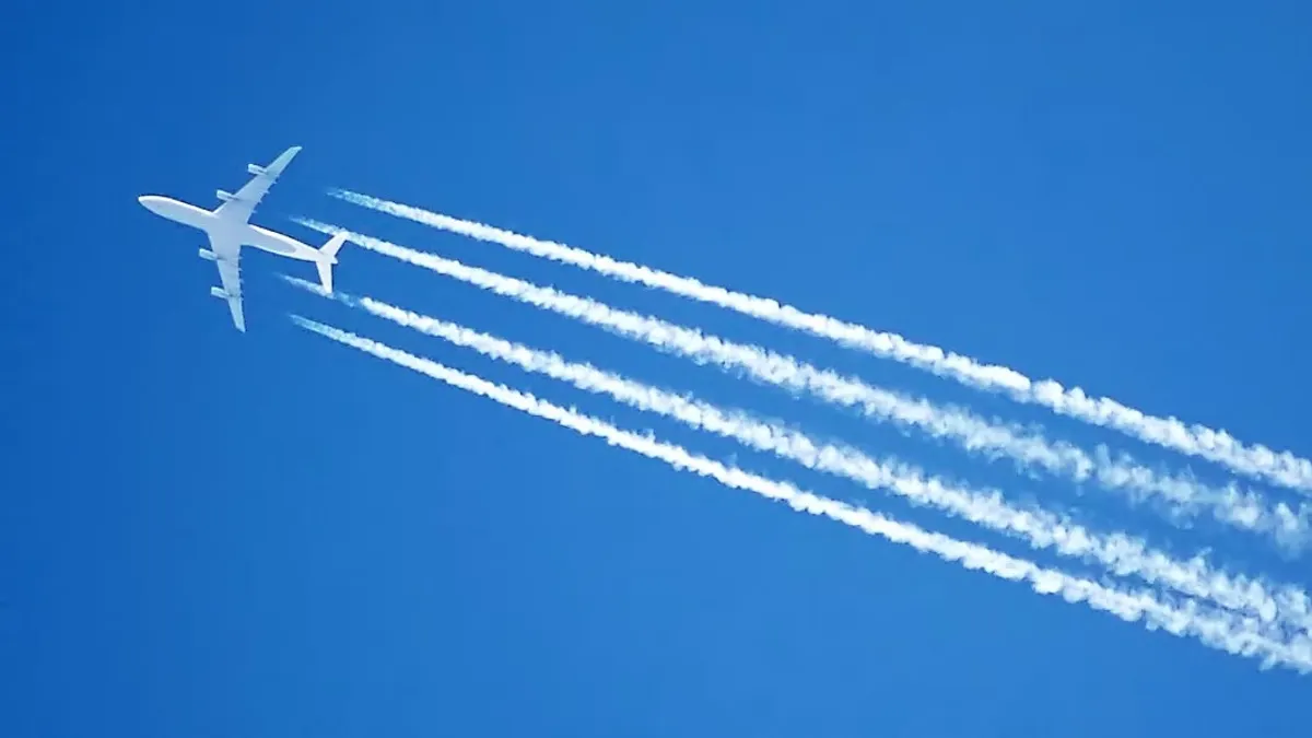 噴射機的凝結尾(contrail)(維基百科 公有領域) 噴射機的凝結尾(contrail)(維基百科 公有領域)