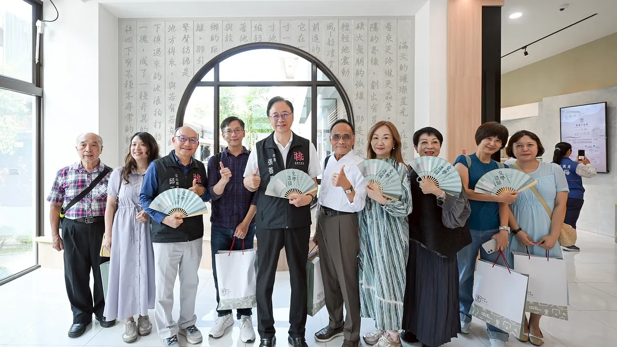 台湾桃園旧市街・忠孝街に「桃園文学館」が正式オープン。張善政・桃園市長(中央)は「地元文学の奥行きを感じてほしい」と来館を呼びかけた。(写真/桃園市政府提供) 台湾桃園旧市街・忠孝街に「桃園文学館」が正式オープン。張善政・桃園市長(中央)は「地元文学の奥行きを感じてほしい」と来館を呼びかけた。(写真/桃園市政府提供)