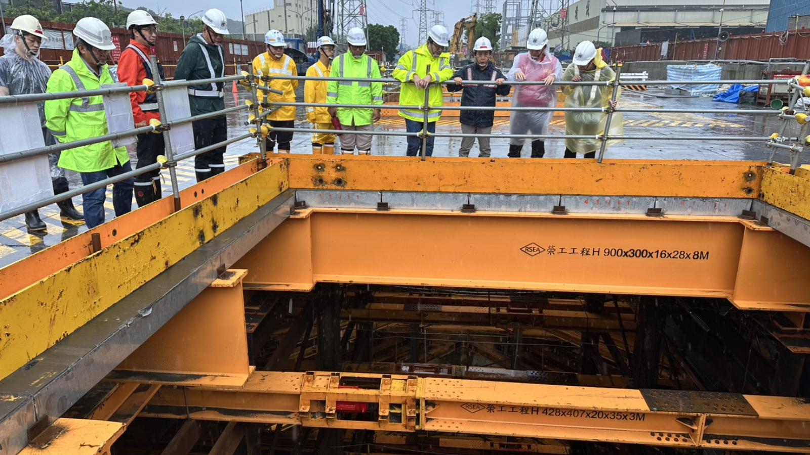 豪雨來襲強化捷運防汛!林欽榮、吳嘉昌視察小港林園線深開挖工區