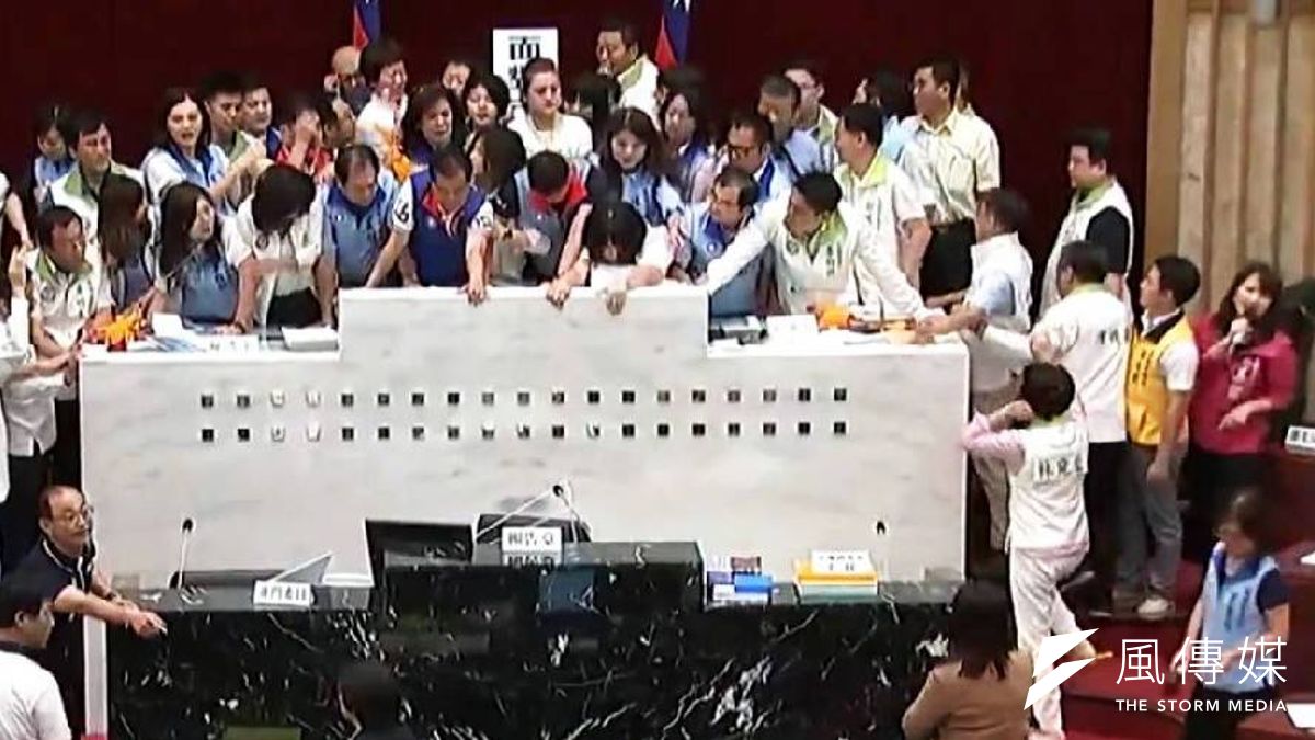 高雄市議會總預算案交付審查,藍綠議員爆發衝突,雙方大打出手。(圖/徐炳文攝) 高雄市議會總預算案交付審查,藍綠議員爆發衝突,雙方大打出手。(圖/徐炳文攝)