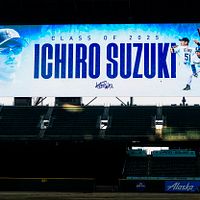 2025年1月21日、イチローの米野球殿堂入り記者会見に先立ち、シアトルのTモバイルパーク・大型スクリーンにイチローの写真が映し出された。(AP通信) 2025年1月21日、イチローの米野球殿堂入り記者会見に先立ち、シアトルのTモバイルパーク・大型スクリーンにイチローの写真が映し出された。(AP通信)