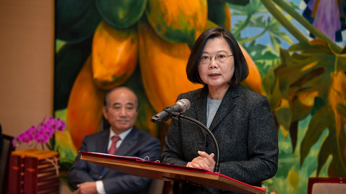 總統蔡英文(見圖)特別在婦女節時在臉書貼文,感謝「每一位在防疫崗位上全力以赴的女生」。(資料照,取自總統府網站) 總統蔡英文(見圖)特別在婦女節時在臉書貼文,感謝「每一位在防疫崗位上全力以赴的女生」。(資料照,取自總統府網站)