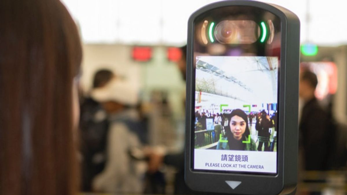 CNNは香港のAI監視カメラ増設が中国本土化を加速させると指摘。写真は香港国際空港の顔認証設備。(空港ウェブサイトより) CNNは香港のAI監視カメラ増設が中国本土化を加速させると指摘。写真は香港国際空港の顔認証設備。(空港ウェブサイトより)