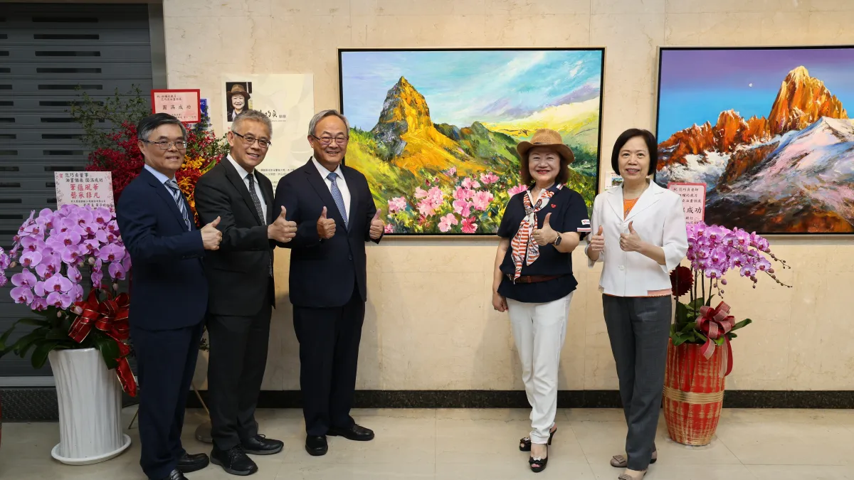 土地銀行舉辦「斑斕的歲月-范巧貞油畫個展」,由知名藝術家范巧貞(右二)與土地銀行總經理張志堅(左三)、主任秘書鄭瑟琴(右一)、授信審查部經理潘忞作(左二)、秘書處處長程權勝(左一)共同合影。