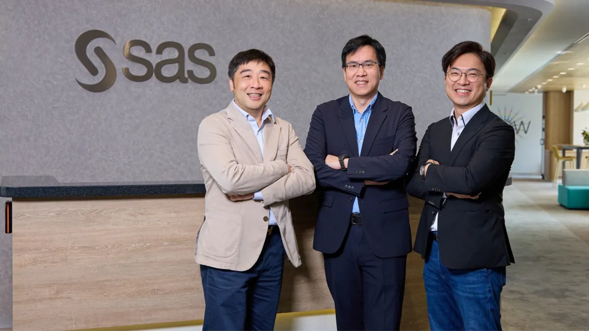 SAS 台灣總經理龔律安(左)、鼎鼎聯合行銷數據長黃士峰(中)、SAS資深專案經鍾振仁(右)共同分享 HAPPY GO 與 SAS 以 AI 與數據驅動的敏捷行銷轉型成果。(圖:SAS提供)