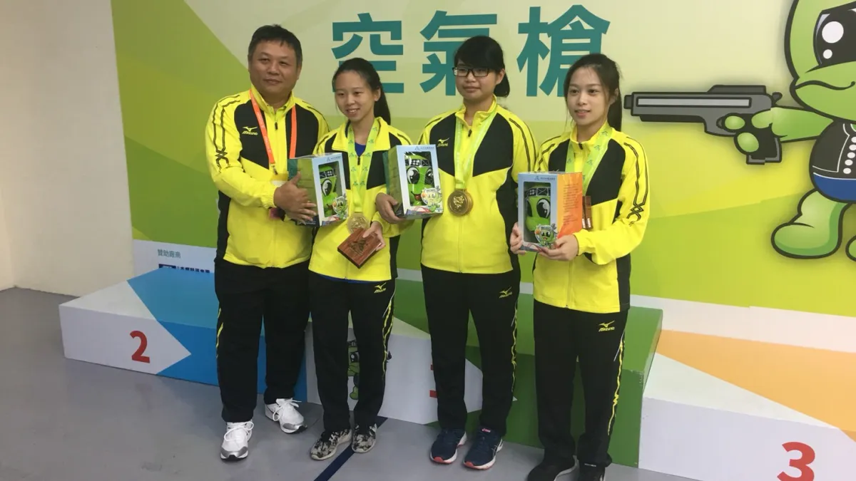 選手林穎欣(右二)於106年全中運勇奪射擊10公尺空氣步槍男女混合團體賽金牌。(圖/新北市政府體育處提供)