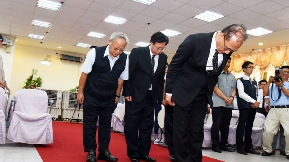 弔唁火燒車罹難者 林全:全面檢討旅遊品質弊病 弔唁火燒車罹難者 林全:全面檢討旅遊品質弊病