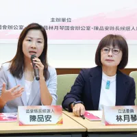 民進黨派陳品安(左)選苗栗縣長、由林月琴(右二)跳戰苗栗市長,但賴清德承認,苗栗對民進黨是艱困選區。(顏麟宇攝) 民進黨派陳品安(左)選苗栗縣長、由林月琴(右二)跳戰苗栗市長,但賴清德承認,苗栗對民進黨是艱困選區。(顏麟宇攝)