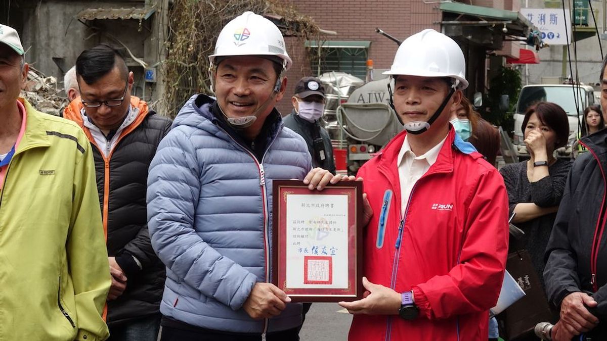 新北市長侯友宜今(3)日走訪蘆洲地區,關心位於中山一路的海砂屋拆除現場,並表揚帶領該社區成功自主更新的理事長劉有祺。(圖/新北市城鄉發展局提供) 新北市長侯友宜今(3)日走訪蘆洲地區,關心位於中山一路的海砂屋拆除現場,並表揚帶領該社區成功自主更新的理事長劉有祺。(圖/新北市城鄉發展局提供)