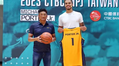 中信銀行贊助「2023 CTBC MPJ Taiwan Tour」, NBA球星小波特(右)今日與中信特攻交流,由中信反毒教育基金會董事長辜仲諒(左)送上印有背號1號及「PORTER JR.」的中信特攻球衣,小波特亦回贈簽名球。/中信銀行提供