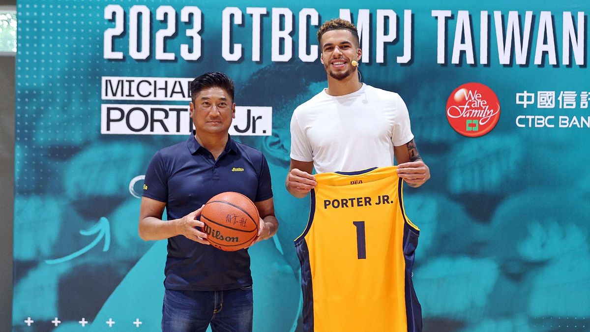 中信銀行贊助「2023 CTBC MPJ Taiwan Tour」, NBA球星小波特(右)今日與中信特攻交流,由中信反毒教育基金會董事長辜仲諒(左)送上印有背號1號及「PORTER JR.」的中信特攻球衣,小波特亦回贈簽名球。/中信銀行提供 中信銀行贊助「2023 CTBC MPJ Taiwan Tour」, NBA球星小波特(右)今日與中信特攻交流,由中信反毒教育基金會董事長辜仲諒(左)送上印有背號1號及「PORTER JR.」的中信特攻球衣,小波特亦回贈簽名球。/中信銀行提供