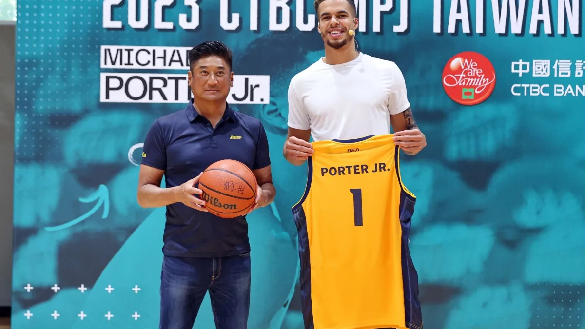 中信銀行贊助「2023 CTBC MPJ Taiwan Tour」, NBA球星小波特(右)今日與中信特攻交流,由中信反毒教育基金會董事長辜仲諒(左)送上印有背號1號及「PORTER JR.」的中信特攻球衣,小波特亦回贈簽名球。/中信銀行提供