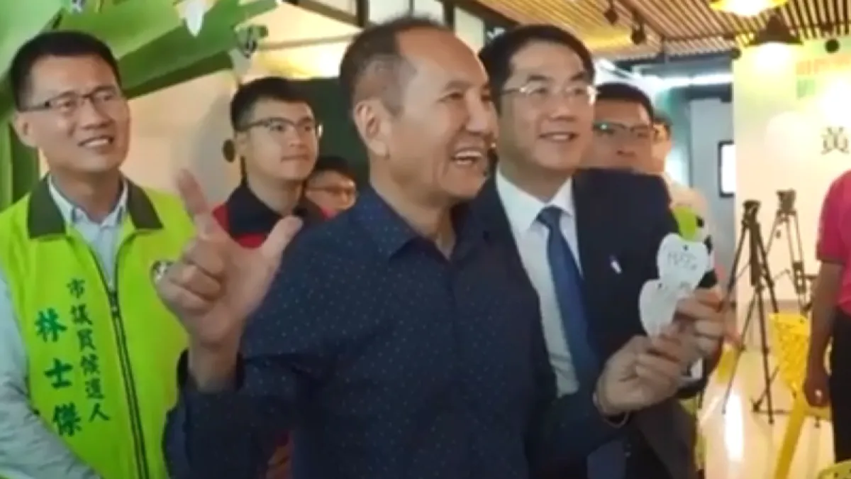 台南市長選舉民進黨候選人黃偉哲(右)拜訪無黨籍候選人林義豐(左)。(黃偉哲臉書視頻)