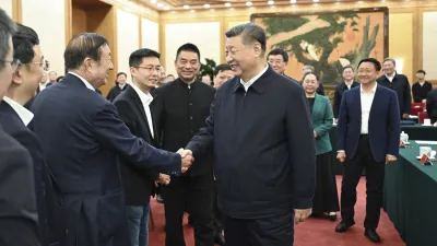 2025年2月17日,習近平在北京出席民營企業座談會,並與華為創辦人任正非握手致意。(美聯社)