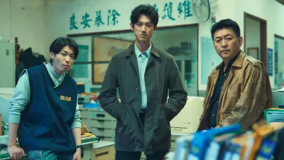 改編自日本作家宮部美幸暢銷同名小說的華語懸疑影集「模仿犯」,確定將於2023年第一季上線,演員吳慷仁(中)將扮演擅長偵辦凶殺刑案的檢察官。(Netflix提供)