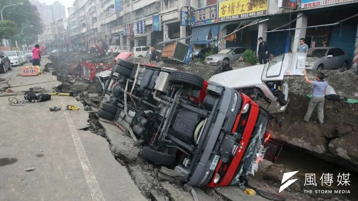因應高雄市前鎮區發生氣爆意外事件,國防部災害應變中心配合中央災害應變中心於凌晨1時完成一級開設,第4作戰區災害應變中心亦同步開設,國軍將盡全力投入救援工作。(美聯社)