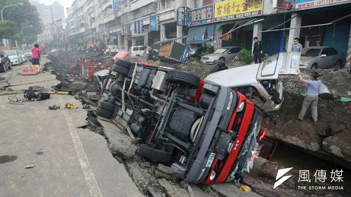 因應高雄市前鎮區發生氣爆意外事件,國防部災害應變中心配合中央災害應變中心於凌晨1時完成一級開設,第4作戰區災害應變中心亦同步開設,國軍將盡全力投入救援工作。(美聯社) 因應高雄市前鎮區發生氣爆意外事件,國防部災害應變中心配合中央災害應變中心於凌晨1時完成一級開設,第4作戰區災害應變中心亦同步開設,國軍將盡全力投入救援工作。(美聯社)