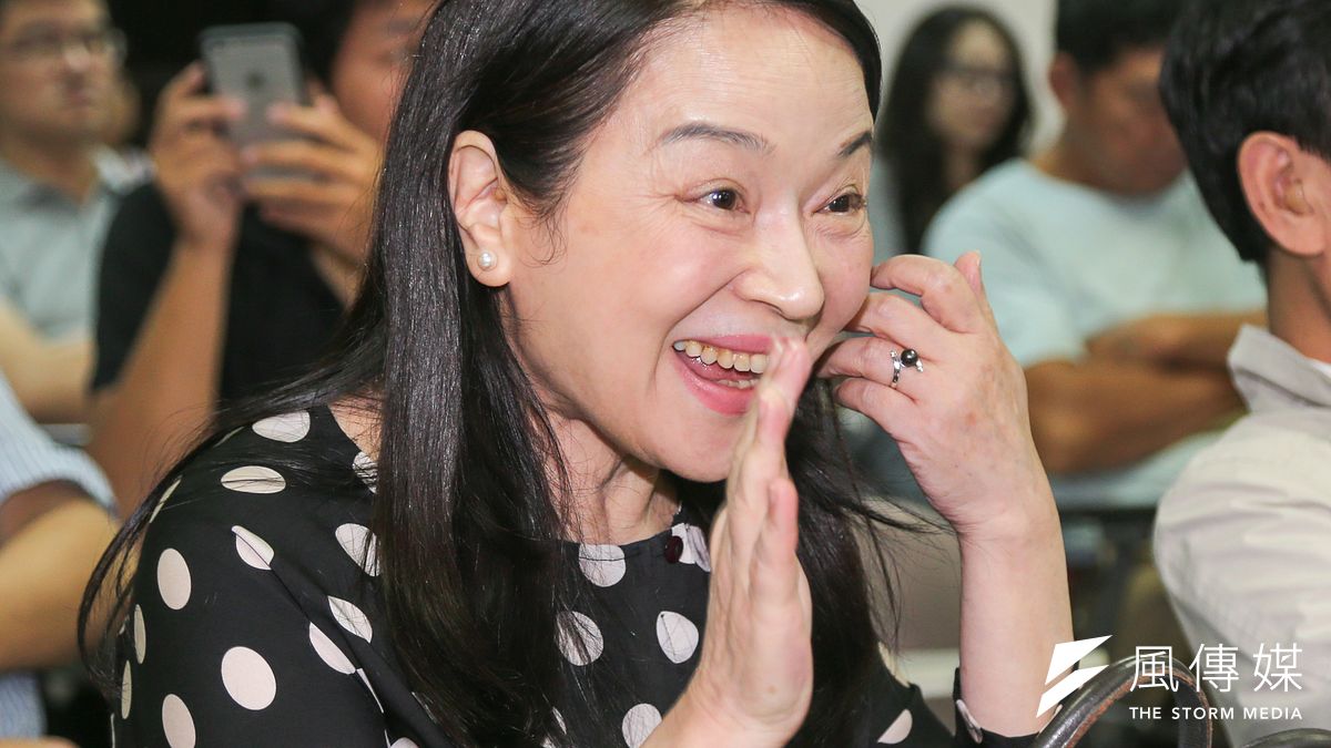 名嘴周玉蔻日前在臉書以電話詢問,質問振興醫院是否有替前副總統連戰夫婦施打疫苗,再度引發特權疫苗爭議。(資料照,陳明仁攝) 名嘴周玉蔻日前在臉書以電話詢問,質問振興醫院是否有替前副總統連戰夫婦施打疫苗,再度引發特權疫苗爭議。(資料照,陳明仁攝)