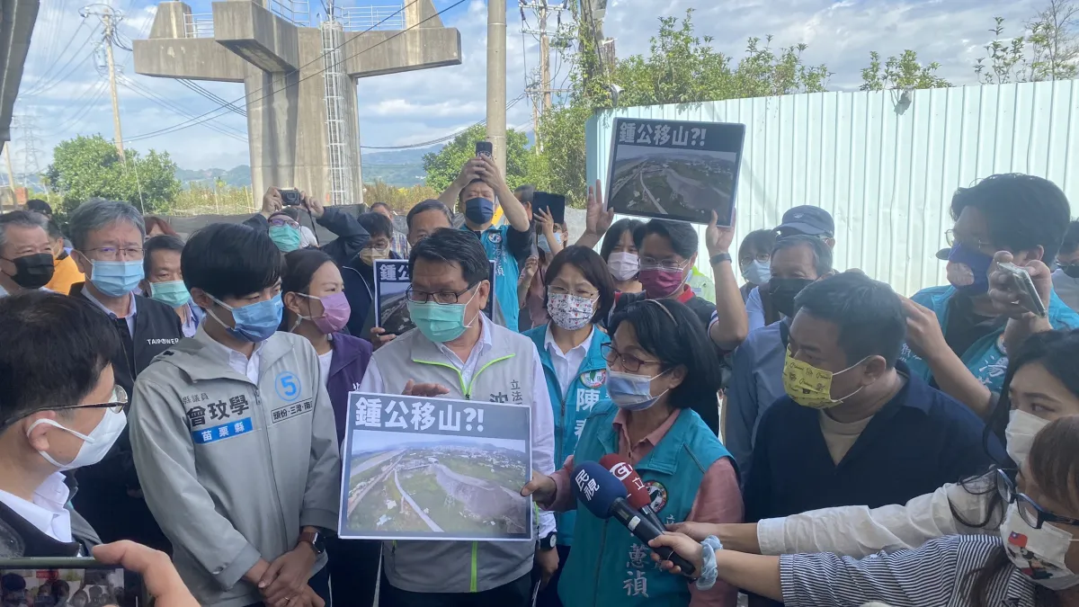 立法委員湯蕙禎、沈發惠、洪申翰領各政府部會機關,赴苗栗縣卓蘭鎮會勘鍾東錦所持有的農牧用地使用情形。(圖/徐定禎競選辦公室提供)