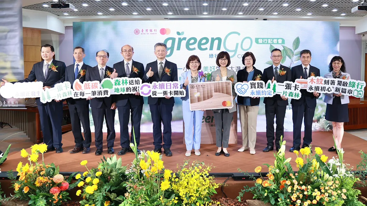臺灣銀行副總吳佑輝(左起)、李明華、陳逸琳、戴士原、總座吳佳曉、董座凌忠嫄、萬事達卡台灣區總座陳懿文、臺灣金控總座施瑪莉、萬事達卡台灣區副總陳昶華、臺銀兩位副總邱顯堂與吳美齡,28日於記者會合影。(臺灣銀行提供) 臺灣銀行副總吳佑輝(左起)、李明華、陳逸琳、戴士原、總座吳佳曉、董座凌忠嫄、萬事達卡台灣區總座陳懿文、臺灣金控總座施瑪莉、萬事達卡台灣區副總陳昶華、臺銀兩位副總邱顯堂與吳美齡,28日於記者會合影。(臺灣銀行提供)