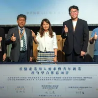 北分署辦理「重點產業及大專校院合作意向說明會」由大同大學與研華股份有限公司、實踐大學與程曦資訊整合股份有限公司等代表與北分署簽署合作意向書。(圖/勞動力發展署北分署提供) 北分署辦理「重點產業及大專校院合作意向說明會」由大同大學與研華股份有限公司、實踐大學與程曦資訊整合股份有限公司等代表與北分署簽署合作意向書。(圖/勞動力發展署北分署提供)