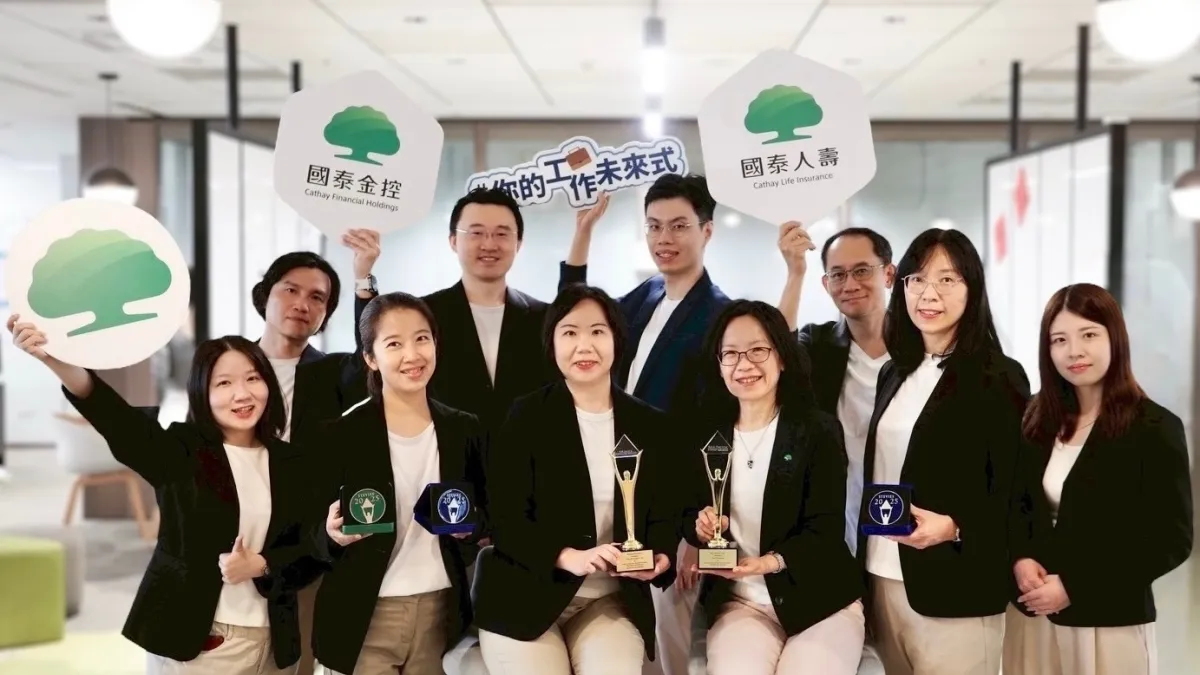 國泰勇奪國際史蒂夫6大獎肯定,國泰金控副總經理林佳穎(前排左三)、國泰人壽副總經理范千惠(前排右三)率團隊合影。(國泰金控提供)