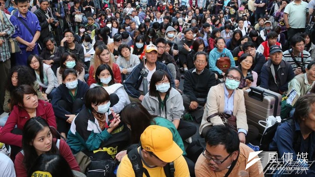 太陽花學運結束前倒數1天,9日仍有許多學生民眾到立法院外參加聚會。(吳逸驊攝) 太陽花學運結束前倒數1天,9日仍有許多學生民眾到立法院外參加聚會。(吳逸驊攝)