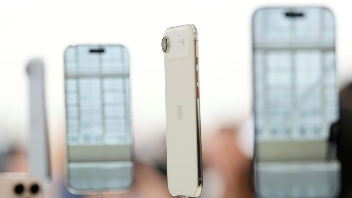 科技熱議》IPhone18漲定了!記憶體連漲400%,就算產能增三成,明年還面臨15%缺口!