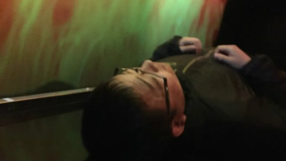 體驗火化。(BBC中文網) 體驗火化。(BBC中文網)