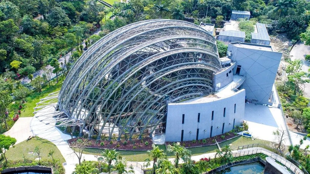 台北市立動物園的熱帶雨林館以台灣穿山甲作為建築造型,被稱之為「穿山甲館」(Pangolin Dome)。但不少遊客在參觀後,卻表示並未看見穿山甲的蹤跡。(取自台北市政府網站) 台北市立動物園的熱帶雨林館以台灣穿山甲作為建築造型,被稱之為「穿山甲館」(Pangolin Dome)。但不少遊客在參觀後,卻表示並未看見穿山甲的蹤跡。(取自台北市政府網站)