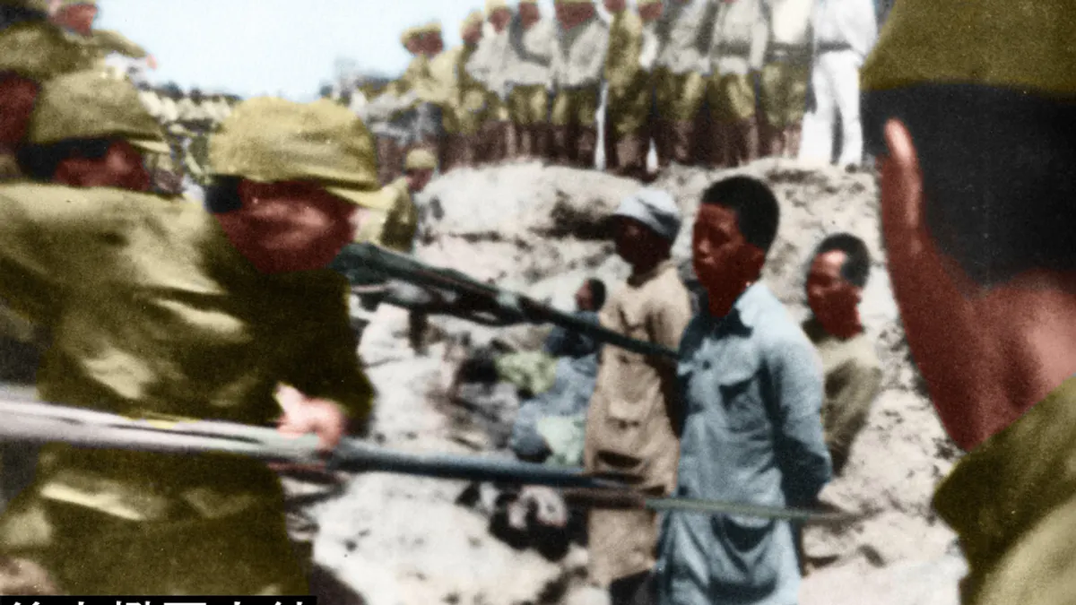 1937年底,日軍以刺刀將中國戰俘活活刺死,日軍並且命令部隊中的新兵以中國戰俘為練習刺刀的對象。(圖/徐宗懋圖文館) 1937年底,日軍以刺刀將中國戰俘活活刺死,日軍並且命令部隊中的新兵以中國戰俘為練習刺刀的對象。(圖/徐宗懋圖文館)