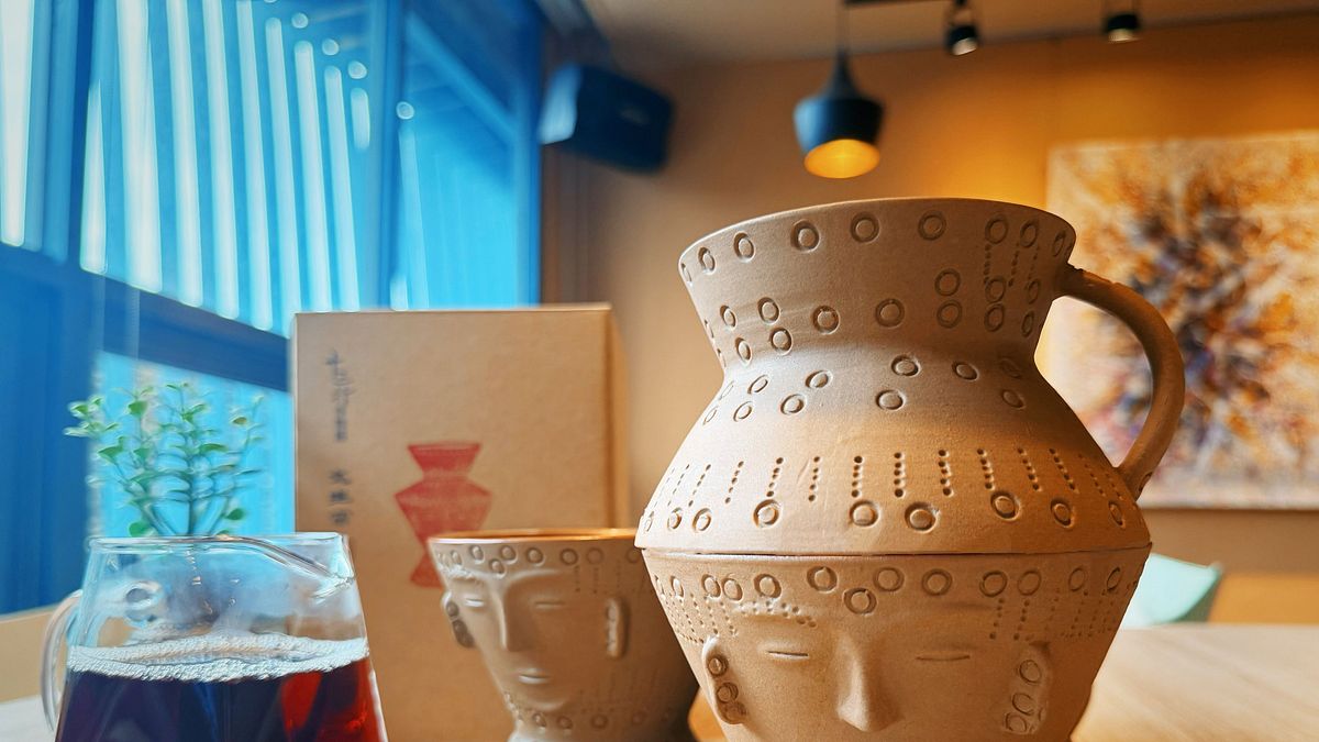 十三行博物館與臺灣工藝之家「文生窯」聯手推出「人面陶罐茶濾杯」。(圖/新北市立十三行博物館) 十三行博物館與臺灣工藝之家「文生窯」聯手推出「人面陶罐茶濾杯」。(圖/新北市立十三行博物館)