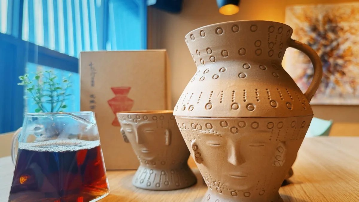 十三行博物館與臺灣工藝之家「文生窯」聯手推出「人面陶罐茶濾杯」。(圖/新北市立十三行博物館)